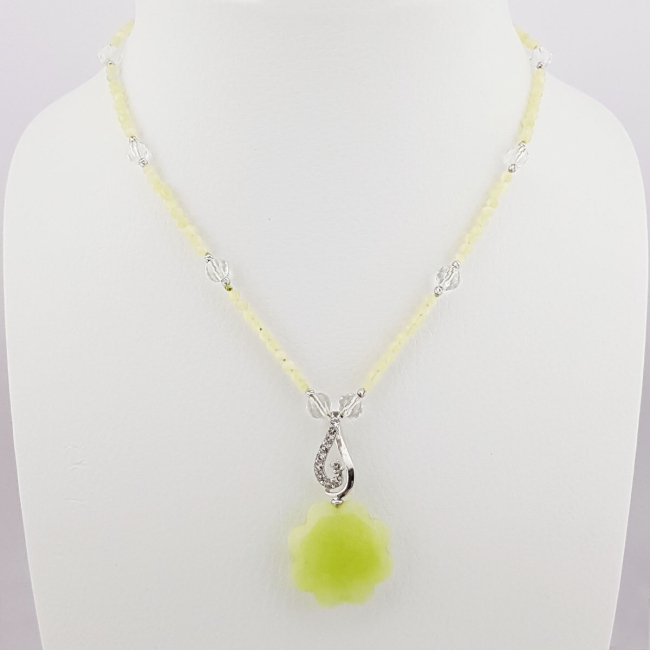 Collier en Jade teint, Serpentine et Cristal de Roche
